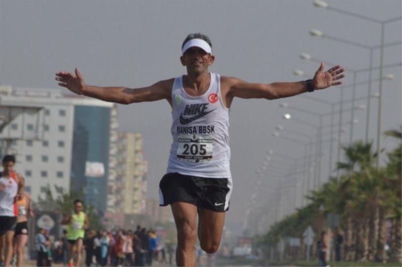 Manisalı atlet Ahmet Bayram, maratonda birinci oldu 