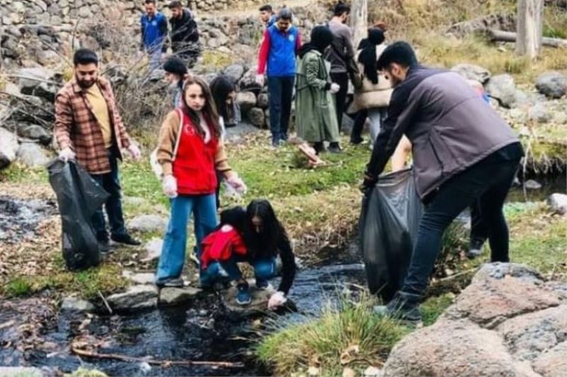 Niğdeli gençler doğayı temizledi 