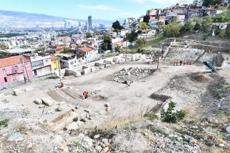 İzmir Antik Tiyatro kulisinde ilk antik tuvalet bulundu