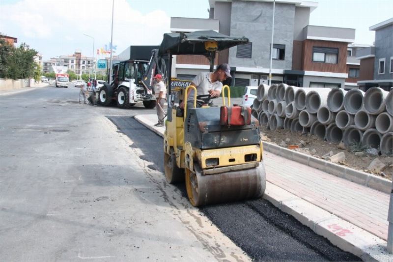 İzmir Menderes’te yenilenmeyen yol kalmayacak