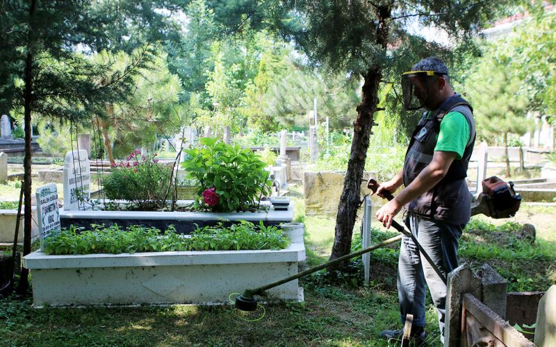 Sakarya’da mezarlıklarda bayram temizliği yapıldı