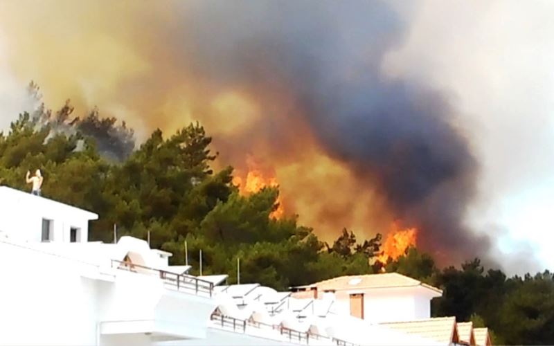 Marmaris’teki yangın yerleşim yerlerini tehdit  ediyor