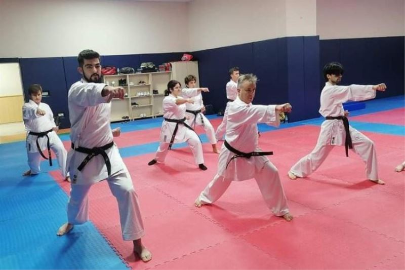 Kocaeli İzmit Belediyespor Karatecileri antrenmanlara devam ediyor 