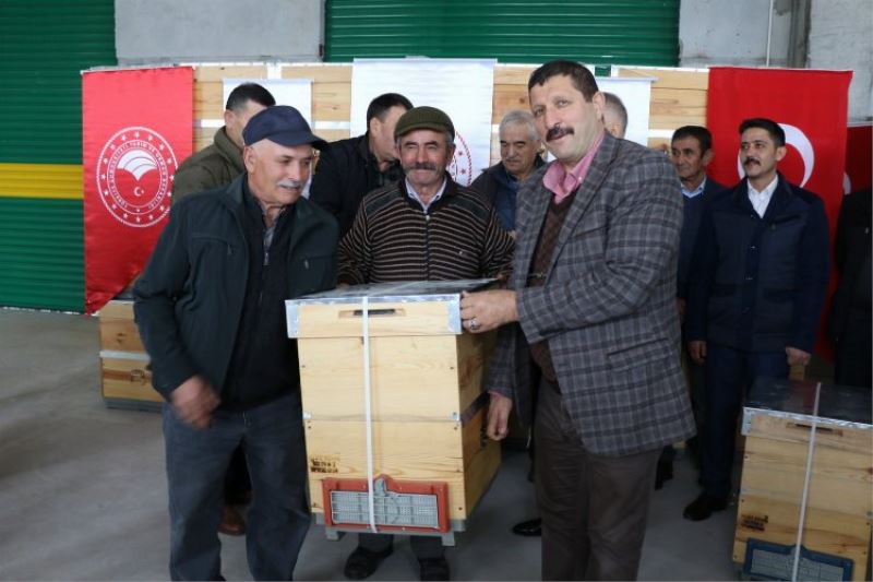 Manisa yılın son hibe fidanlarını Demirci