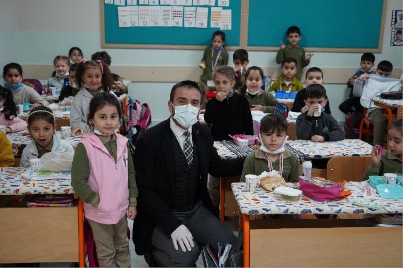 Çocukların sabah sütü Bursa Kestel Belediyesi