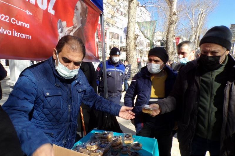 Kocaeli İzmit Belediyesi Leyla Atakan’ın anısına helva dağıttı