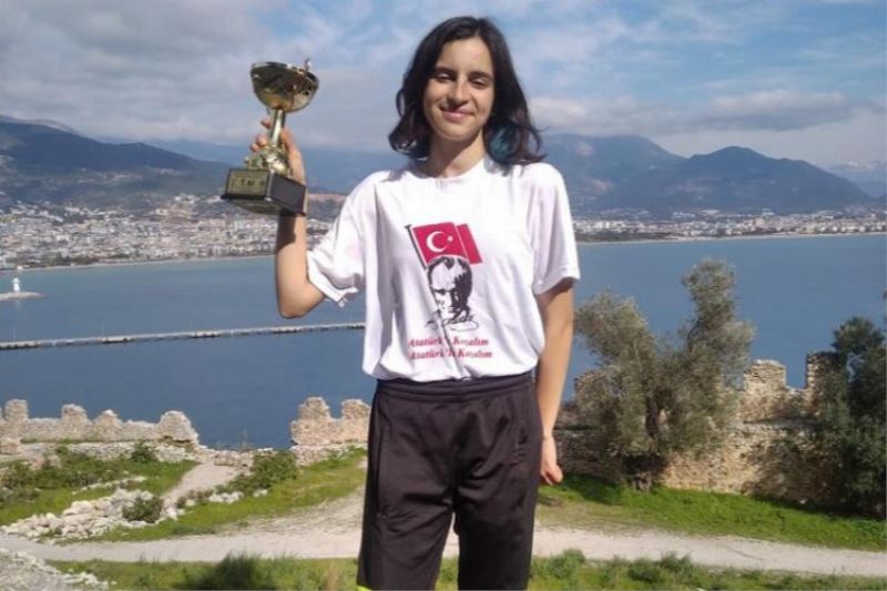 Kocaeli İzmit Belediyesporlu Serra Alanya’da şampiyonluğa koştu