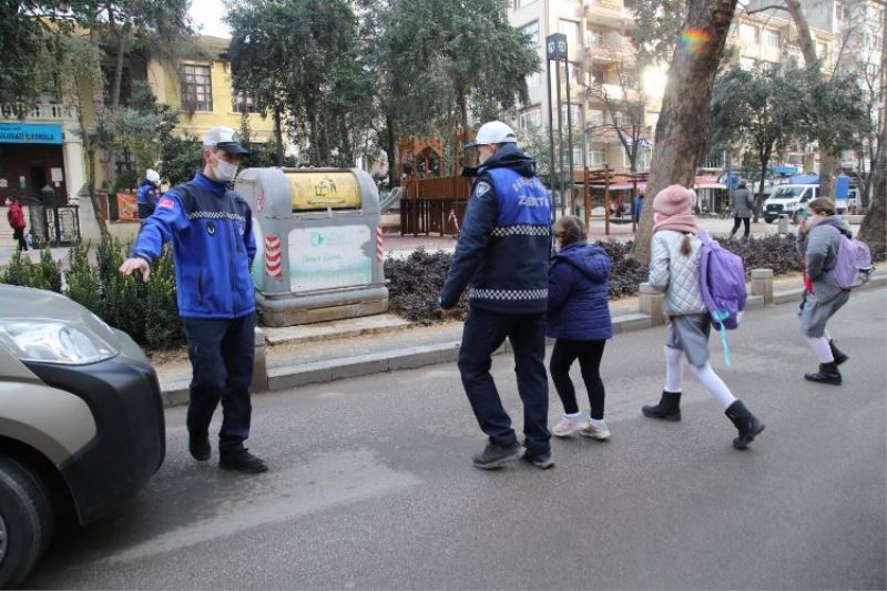 Kocaeli Büyükşehir okul yolunda güler yüz ve sevgiyle görev başında