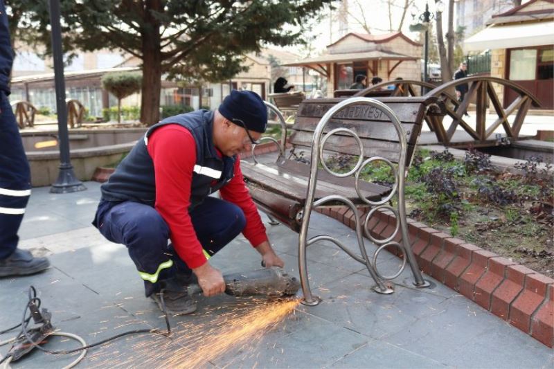 Kocaeli İzmit Belediyesi Fevziye Parkı’ndaki bankları yeniledi