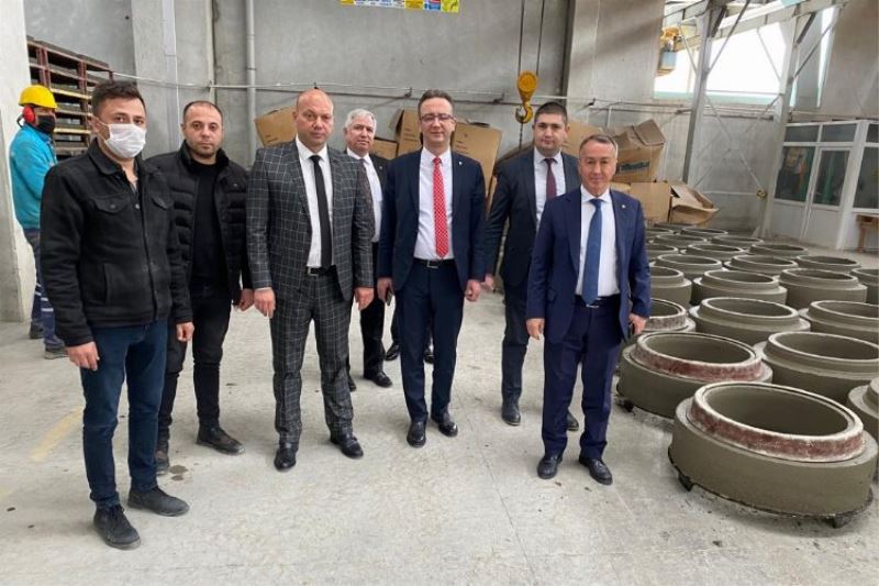 Balıkesir Heyeti, Salihli’de kilit parke fabrikasını gezdi