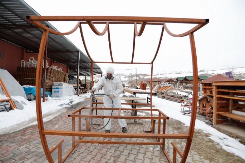 Nevşehir Belediyesi kent mobilyalarını atölyelerinde üretiyor 