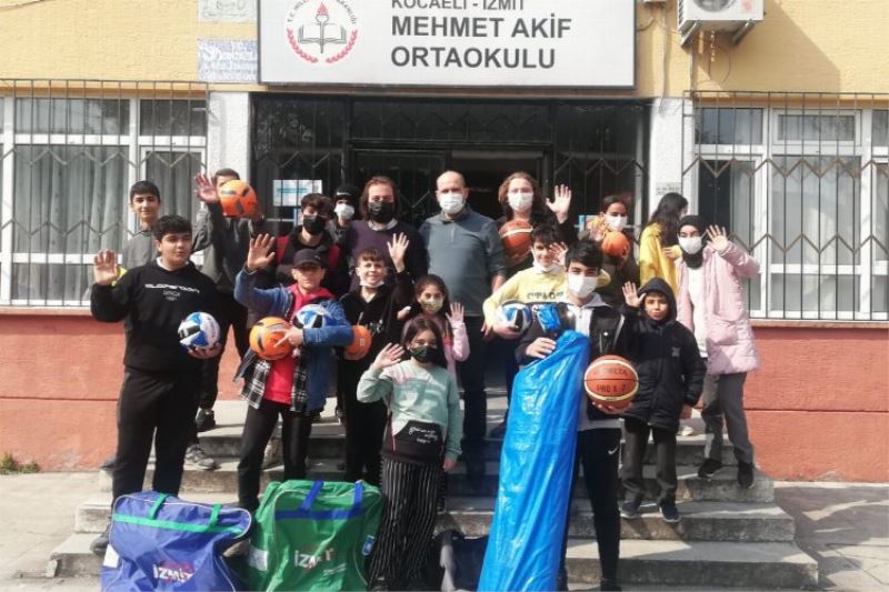 Kocaeli İzmit Belediyesinin spor malzeme desteğiyle öğrencilerin dersleri renkleniyor