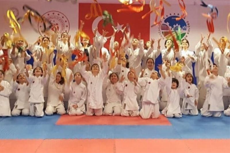 Sakarya Büyükşehir karatecileri kuşak atladı