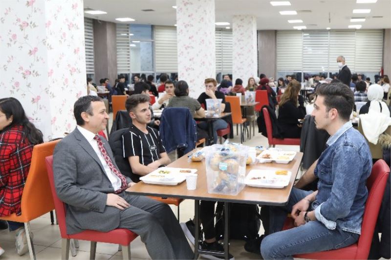 ERÜ Rektörü Çalış, öğrencilerle iftar yaptı