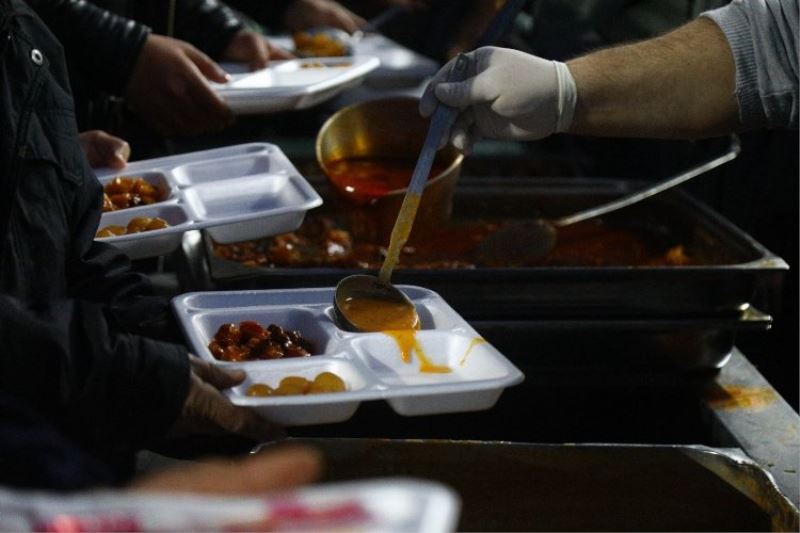 Gaziantep Büyükşehir her gün bir mahallede iftarlık yemek dağıtıyor 