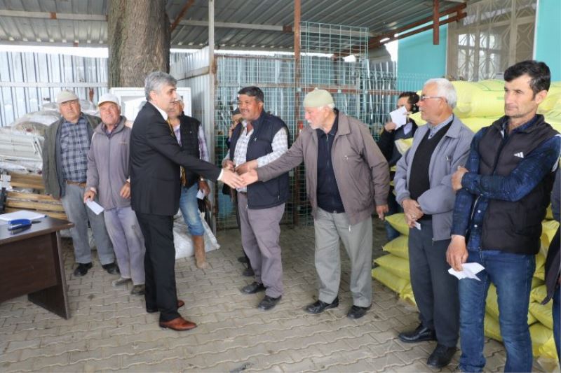 Manisa Büyükşehir üreticilere gübre dağıtımına başladı