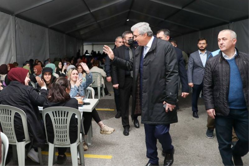Sakarya Büyükşehir bin kişiye sofra kurdu
