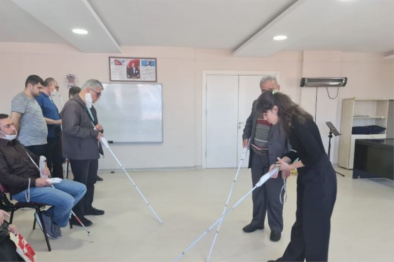 Kocaeli İzmit Belediyesi görme engelli vatandaşlara Dijital Baston Eğitimi verdi