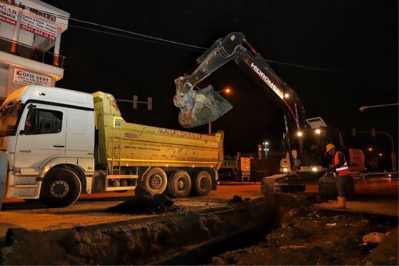 Sakarya Büyükşehir’den şehrin kalbinde sürdürdüğü çalışmalara gece mesaisi