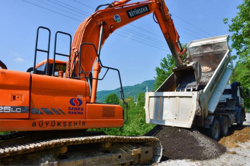 Yol çöktü, tehlikeyi Sakarya Büyükşehir önledi