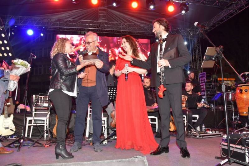 Serkan Çağrı ve Yonca Lodi konserine binlerce kişi katıldı