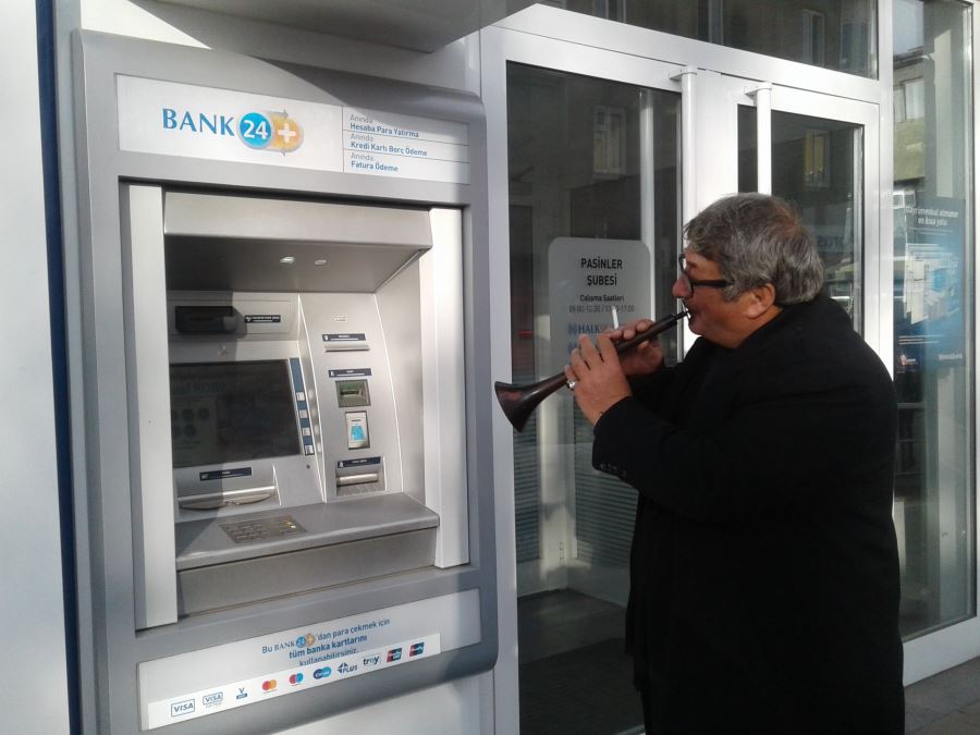 ATM CİHAZINA ZURNA İLE YALVARDI,SONRA SİTEM ETTİ