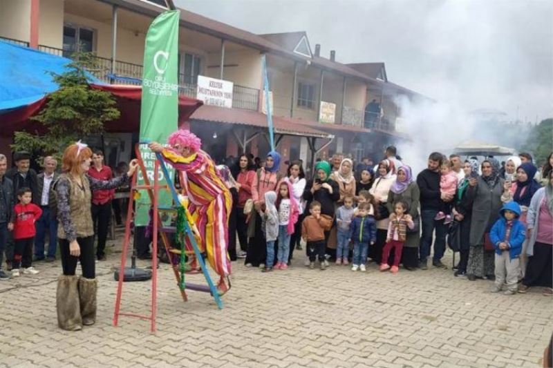 Zirvede tiyatro resitali! İlk kez tiyatro izlemenin mutluluğunu yaşadılar