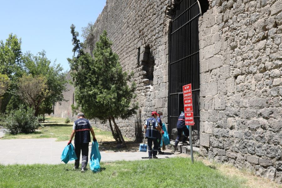 Tarihi surlarda temizlik çalışması