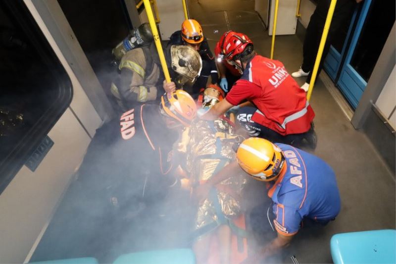 Metroda nefes kesen tatbikat