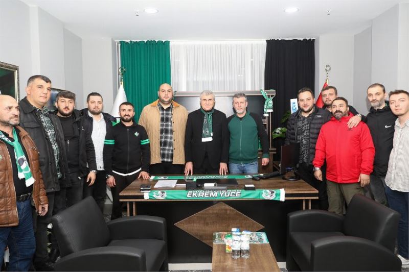 Sakaryaspor taraftarlarınca meşalelerle karşılandı