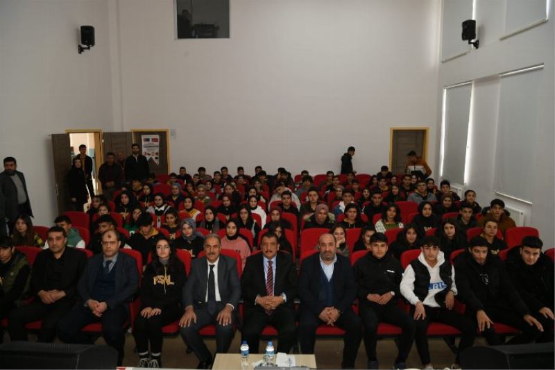 Selahattin Gürkan öğrencilerle buluştu