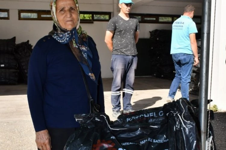 Manisa Salihli’de 500 zeytin üreticisine 2 bin örtü