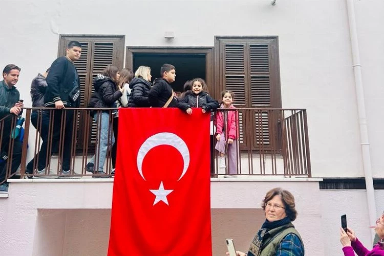 Andımızı Ata’mızın evinin bahçesinde okudular