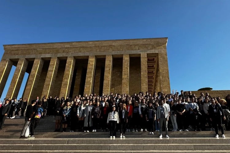 Genç İzmirliler Ata’nın huzurunda