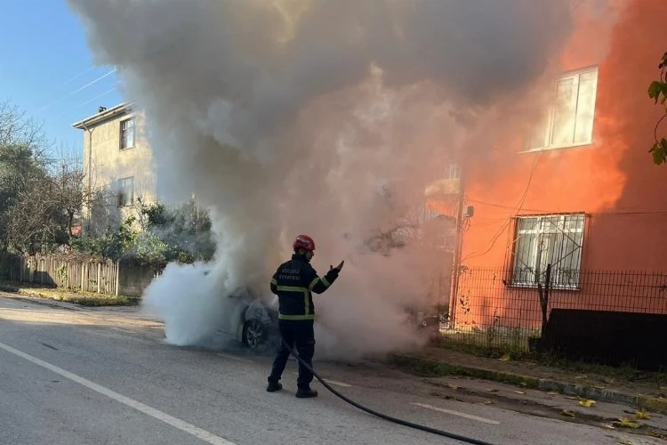 Alev alan otomobili Kocaeli İtfaiyesi söndürdü