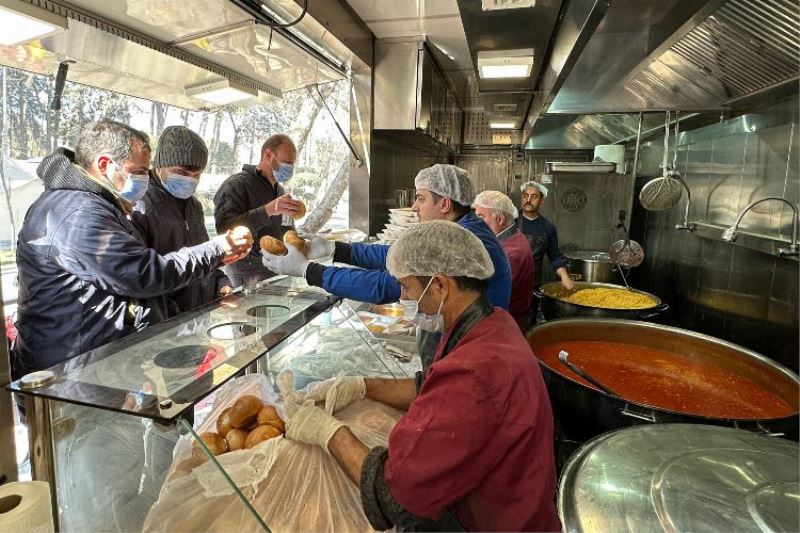 Hatay’da on binlerce kişiye günlük sıcak yemek ve ekmek