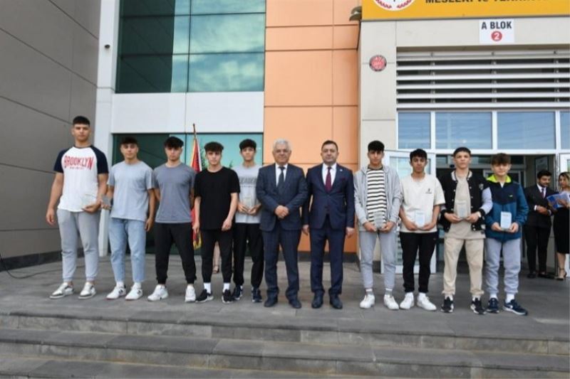 Kayseri OSB Teknik Koleji mezunlarını verdi