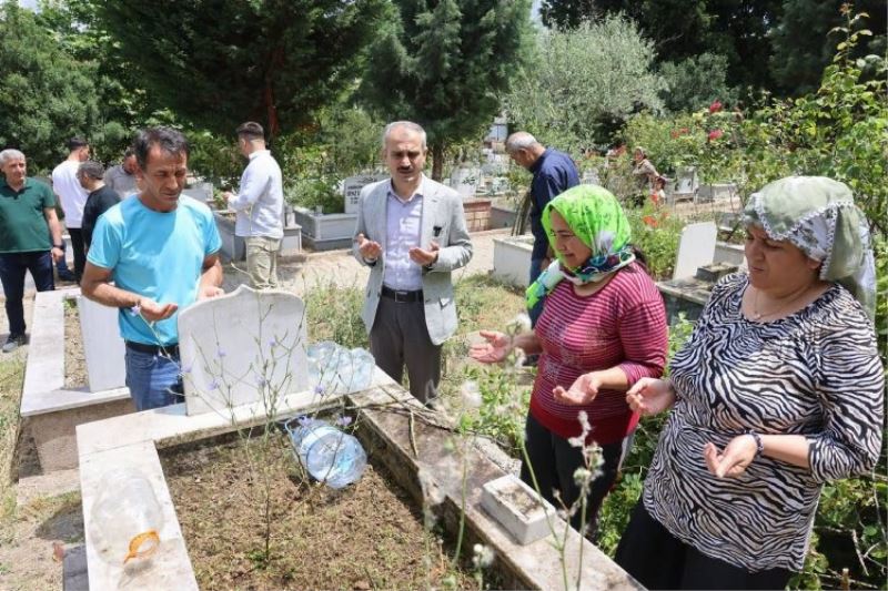 Kabir ziyareti yapan Çayırovalılara çiçek dağıtıldı