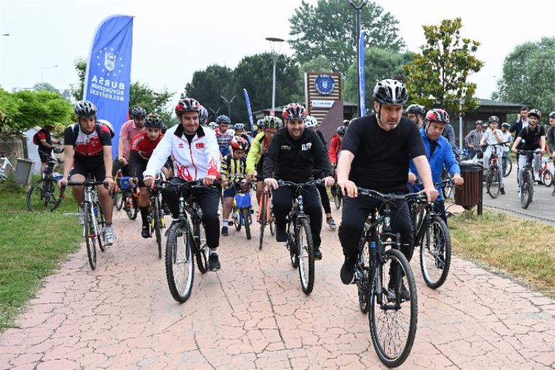 Bursalılar Dünya Bisiklet Günü’nde pedal çevirdiler