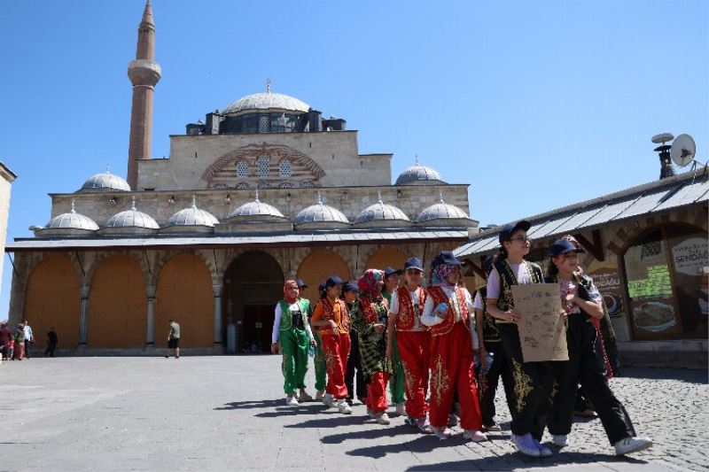 Konyalı gençler canlı tarih turunda öğreniyor