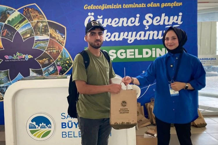 Sakarya üniversite için gelen öğrencileri karşıladı