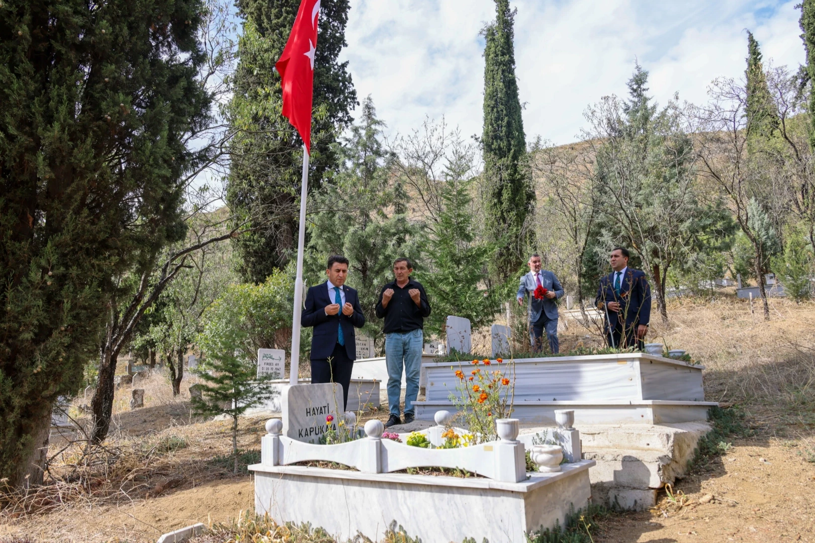 Vali Aygöl Şehit öğretmen Hayati Kapukaya’yı mezarı başında dualarla andı