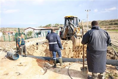 Çeşme Belediye ekipleri, yoğun yağışa karşı sahada titizlikle çalışmalarını sürdürüyor!