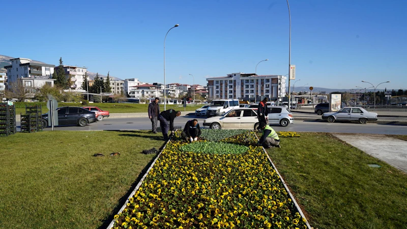 Büyükşehir, 500 Bin Mevsimlik Çiçeği Toprakla Buluşturuyor