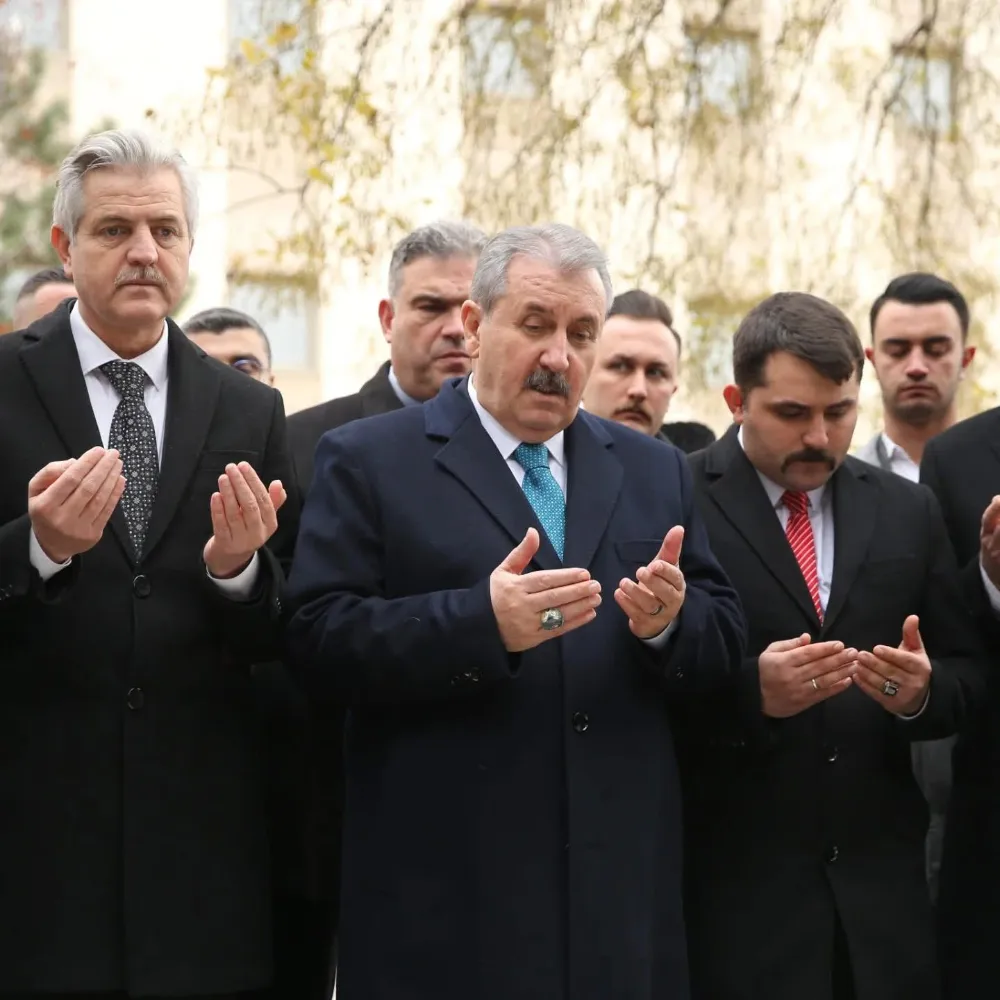 Mustafa Destici ve Beraberindeki Heyet, Şehit Lider Muhsin Yazıcıoğlu’nu Kabri Başında Andı