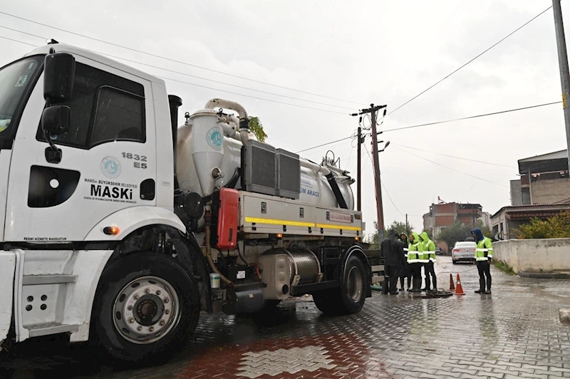 Büyükşehir ve MASKİ Ekipleri Yağışta Sahadaydı