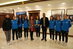 Genç Kadınlar Voleybol Takımı birincilik kupasını Eş Başkanlara takdim etti