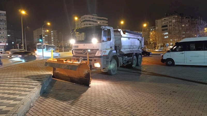 Büyükşehir, Yağışlarla Oluşabilecek Aksamaların Önüne Geçmek İçin Nöbetini Sürdürüyor