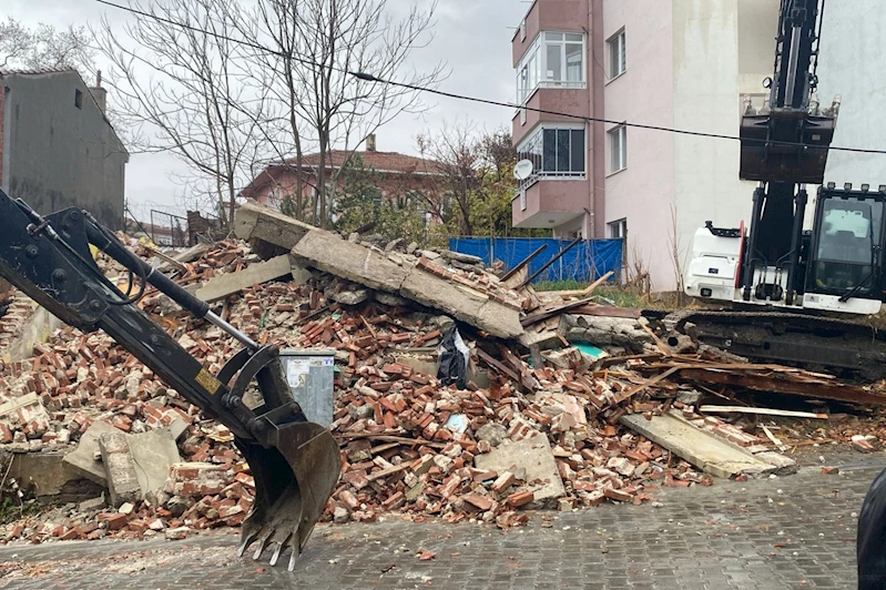 Süleymanpaşa Belediyesi Metruk Binaların Yıkımına Başladı