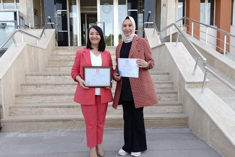 Pazaryeri İlçesinin ilk kadın meclis üyesi Büşra Kanat mazbatasını aldı